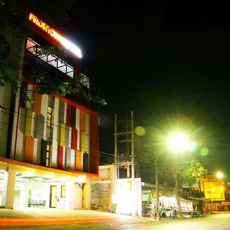 Front One Hotel Tulungagung Exteriér fotografie